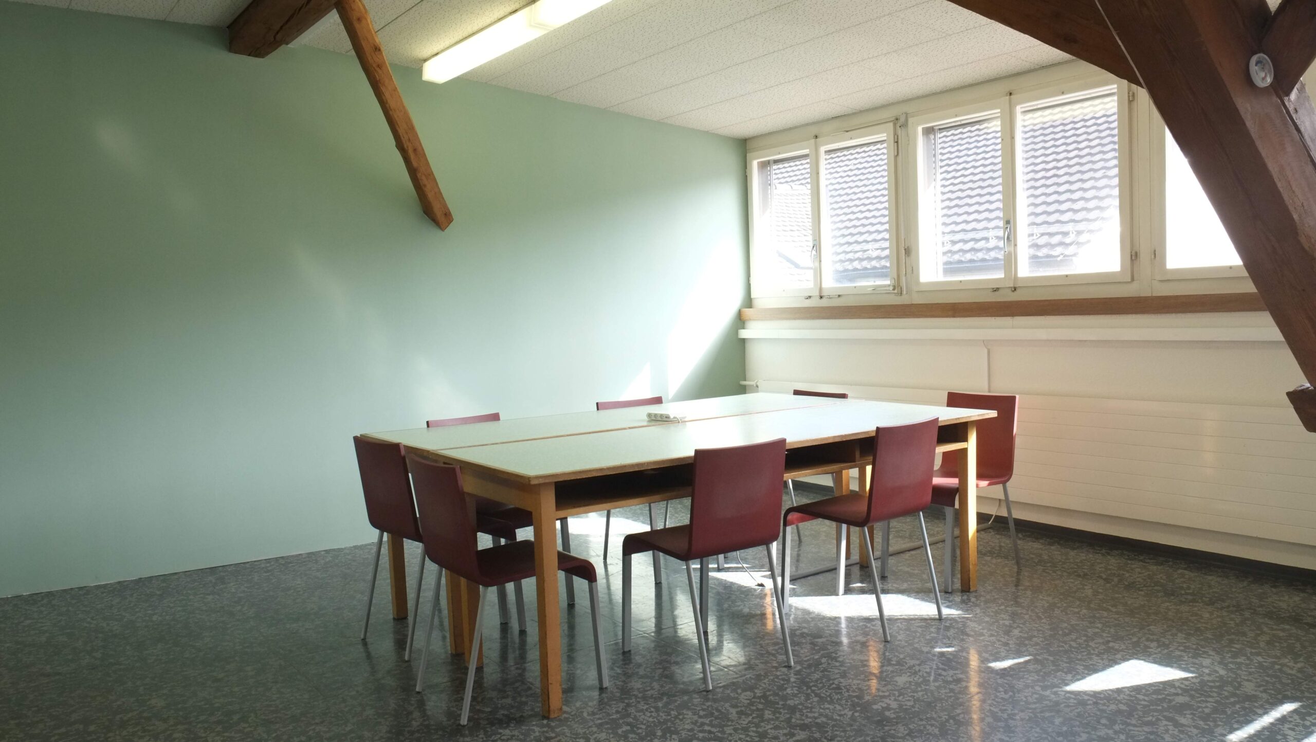 MarieOtto – Sitzungsnische mit Tischen und Stühlen